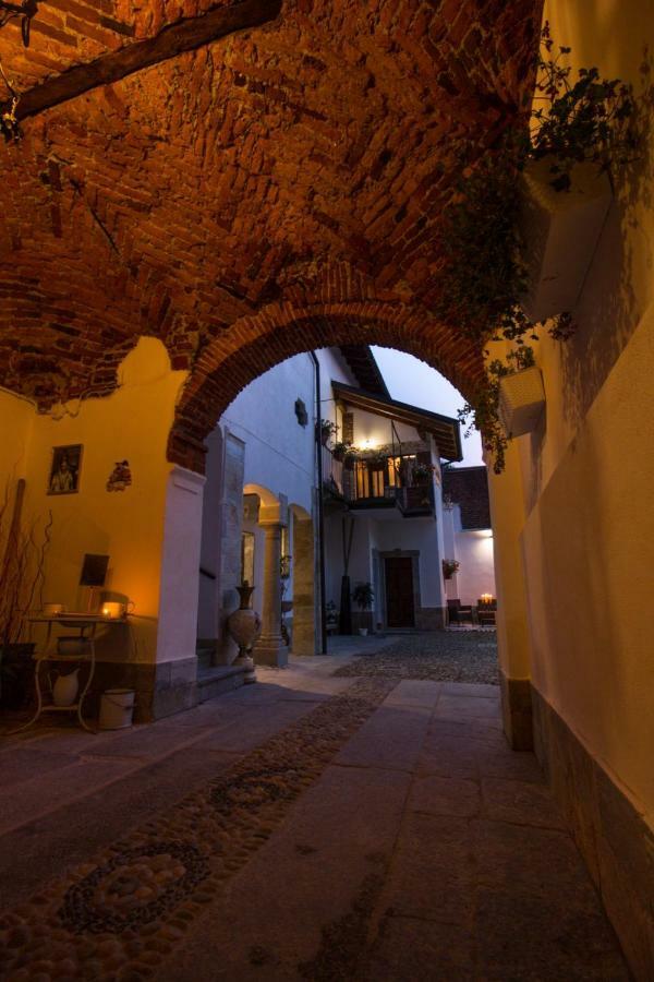 Mansarde & Suite Maison 1706 Lago Orta Borgomanero Bagian luar foto